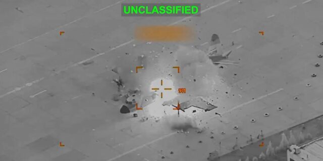 Un vídeo muestra a las fuerzas estadounidenses destruyendo viejos aviones de combate estadounidenses utilizados por Irán

 | Military & Defense,us-iran-conflict,warfare-big-bet