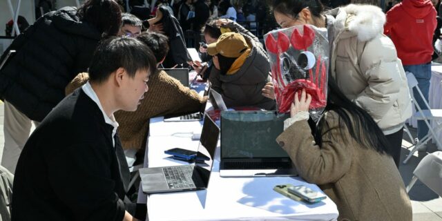 China se apresura a instalar OpenClaw. Ahora algunos están pagando para eliminarlo.

 | AI,open-claw,china,side-hustle