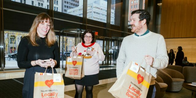 Experimento de precios de Big Mac: cambios en las tarifas de envío y seguimiento de los precios

 | Economy,Discourse,Retail,dynamic-pricing,prices,surveillance-pricing,uber,uber-eats,mc-donalds,big-mac,hidden-fees,discourse,discourse-explainer,discourse-staff,freelance-photography,rebecca-zisser