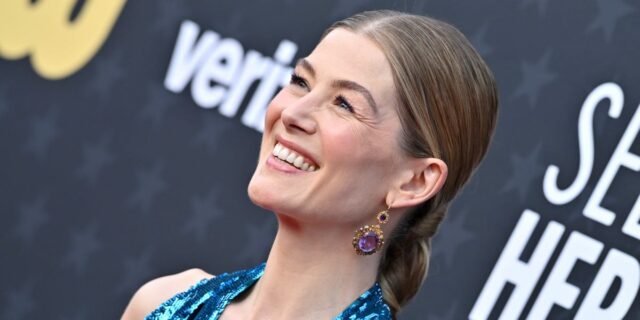 Rosamund Pike dice que "felizmente no está casada" y tiene 2 hijos

 | Parenting,Entertainment,relationships,marriage,rosamund-pike,unmarried,parenthood