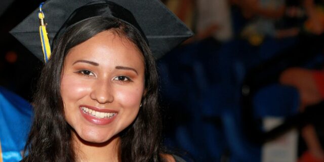 Como estudiante de informática, esperaba estabilidad. Entonces llegó la IA.

 | AI,Tech,software-development,software-engineers,software,coding,artificial-intelligence,generative-ai,limited-synd,tech-jobs,graduates,college-graduates,computer-science,job-market,careers