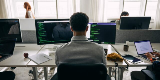 Vibe Coding se convierte en una verdadera profesión y una forma de impulsar tu carrera

 | Careers,vibe-coding,software-engineer,programmer,coding,ai,startups,software-engineers,changing-workplace-big-bet,coders-ai,cool-jobs,work-shift