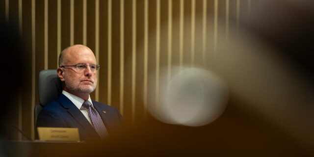 El presidente de la FCC amenaza las licencias de emisoras por la cobertura de Irán

 | Media,fcc,broadcast