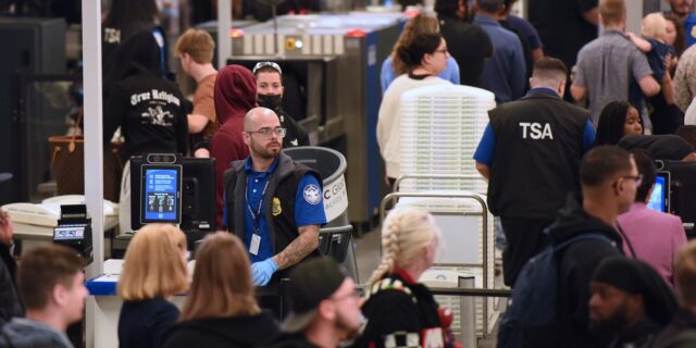 Los directores ejecutivos de las aerolíneas rechazan los cheques de Los directores ejecutivos de las aerolíneas rechazan los cheques de pago de $ 0 de la TSA durante el cierre del gobierno
| Transportation,tsa,government-shutdown
