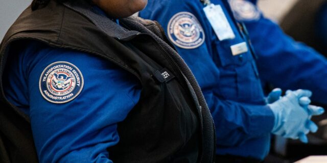 Por qué no se les paga a los agentes de la TSA en este momento y qué se necesita para solucionarlo

 | Politics,Transportation,tsa,airports,government-shutdown,transportation-security-administration
