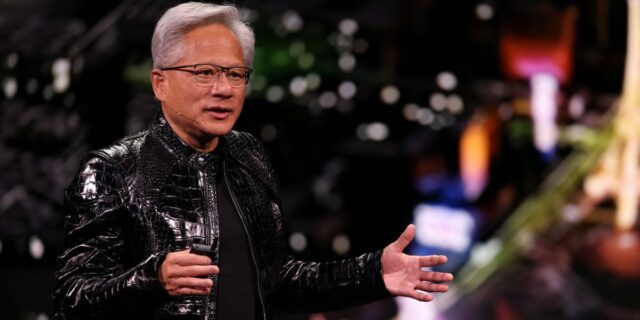 Nvidia lanza un sistema de inteligencia artificial con tecnología Groq, impulsando la inferencia

 | Tech,AI,Enterprise,jensen-huang,nvidia,gtc-conference,ai-inference,ai-agents,groq,openai,limited-synd,beacon-industries-big-bet,chips,artificial-intelligence,gpu,data-centers,gpus,big-tech
