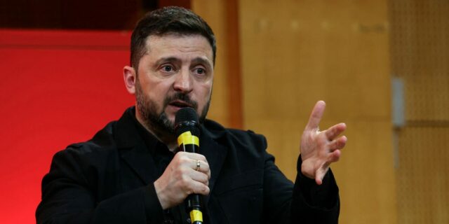 Zelensky dice que Rusia ya ha ganado 10 mil millones Zelensky dice que Rusia ya ha ganado 10 mil millones de dólares en dos semanas de guerra con Irán
| Energy,Military & Defense,ukraine,us-iran-conflict,russian-economy,volodymyr-zelenskyy