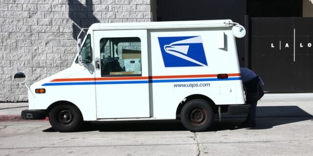 USPS está cerca del punto de ruptura financiera, advierte el administrador de correos

 | Economy,usps,amazon-usps