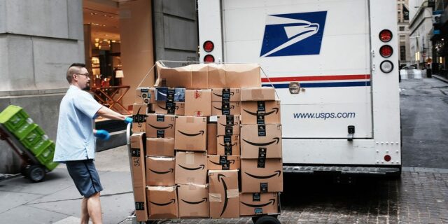 Amazon dice que USPS puso fin a las negociaciones en el 'último momento'

 | Tech,Transportation,amazon-usps,logistics,e-commerce,postal-service,business