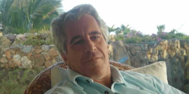 El abogado personal de Jeffrey Epstein explica los grandes retiros de dinero

 | Law,Finance,News,Politics,jeffrey-epstein,darren-indyke,deutsche-bank,sex-trafficking,house-oversight-committee,cash,lawyer,crime