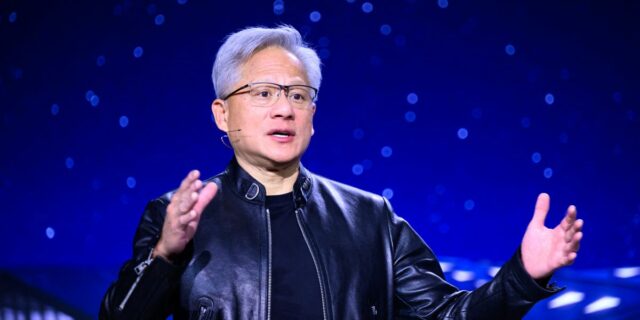 Jensen Huang dice que los ingenieros de 500.000 dólares deberían utilizar al menos 250.000 dólares en tokens

 | AI,jensen-huang,nvidia