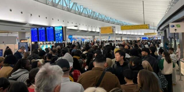 Los viajeros describen el caos en el aeropuerto cuando los agentes no remunerados de la TSA dejan de aparecer

 | Travel,News,tsa,air-travel,partial-shutdown,government-shutdown