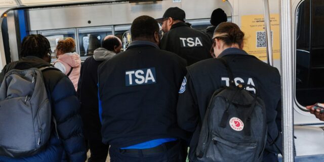 Los federales dicen que los agentes de ICE "no capacitados" no deberían reemplazar a la TSA

 | Travel,News,tsa,government-shutdown,immigration-and-customs-enforcement,air-travel
