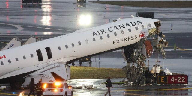 El audio captura los momentos finales antes de la colisión entre un avión y un camión en LaGuardia

 | Transportation,Travel,airlines,air-canada,laguardia,air-crash