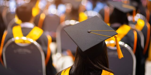 Los padres que solicitan préstamos estudiantiles se acercan a la fecha límite para el alivio de la deuda

 | Economy,student-debt,student-loans