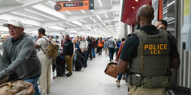 Por qué a ICE se le paga, pero a la TSA no durante el cierre

 | Economy,economy,travel,tsa,government-shutdown,immigration-and-customs-enforcement,airport-security,air-travel,kitchen-table-big-bet