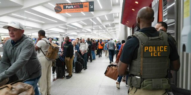 Lo que necesita saber sobre el despliegue de agentes de ICE por parte de Trump en aeropuertos de EE. UU.

 | Travel,Transportation,tsa,ice,airports,airlines,government-shutdown