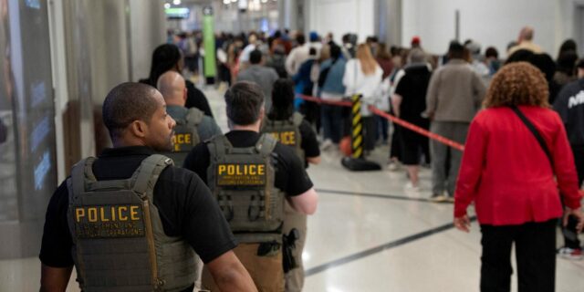 Agentes de ICE en aeropuertos de EE. UU. en medio del caos de viajes de la TSA: fotos

 | Transportation,Travel,News,Politics,tsa,government-shutdown,airport-security,airports,air-travel,immigration-and-customs-enforcement