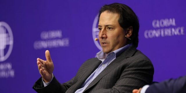 Ares limita los retiros de fondos de crédito privados

 | Finance,private-credit,ares-management