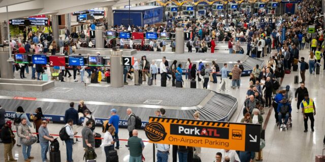 Las líneas de la TSA son tan malas que United y Delta están renunciando a las tarifas de cambio

 | Transportation,aviation,united-airlines,delta-air-lines,allegiant,tsa,airports,trending-uk