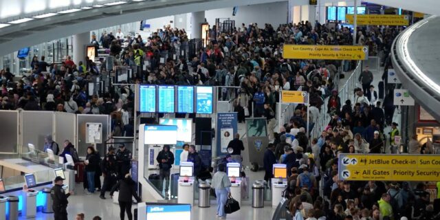 Trump envía agentes de ICE para abordar la escasez de agentes de la TSA

 | Travel,Politics,video,supercut,video-format-supercut,tsa,ice,donald-trump,airport,aviation