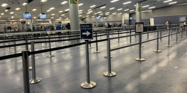 Por qué a los principales aeropuertos les falta hasta el 40% de los trabajadores de la TSA

 | Travel,economy,tsa,federal-workers,government-shutdown