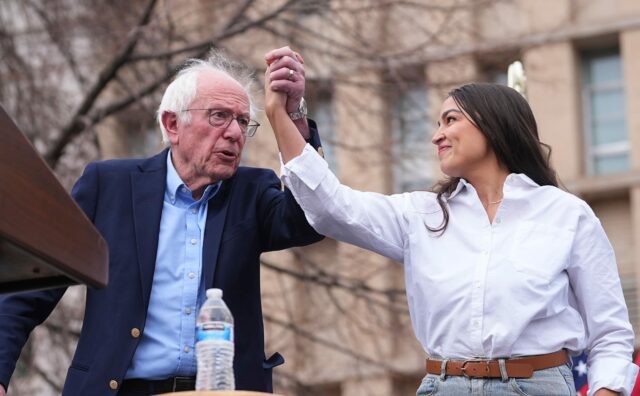 AOC y Bernie Sanders tienen un proyecto de ley para detener la construcción de centros de datos de IA. Esto es lo que hay dentro.

 | Tech,Politics,bernie-sanders,aoc,alexandria-ocasio-cortez,data-center,ai