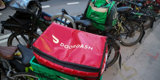 Uber, Lyft y DoorDash ofrecen incentivos mientras los precios de Uber, Lyft y DoorDash ofrecen incentivos mientras los precios de la gasolina aprietan a los conductores
| Transportation,Economy,gig-economy,uber,doordash,lyft,gas-prices,ride-hailing,delivery,hustle-culture-big-bet,beacon-industries-big-bet,instacart