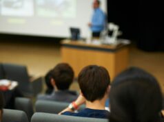 Profesor de Harvard: obligo a mis alumnos a utilizar IA en cada tarea
| Education,Tech,essay,college-freelancer,college,harvard,harvard-professor,ai,chat-gpt,college-students Profesor de Harvard: obligo a mis alumnos a utilizar IA en cada tarea
| Education,Tech,essay,college-freelancer,college,harvard,harvard-professor,ai,chat-gpt,college-students