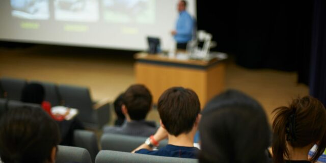 Profesor de Harvard: obligo a mis alumnos a utilizar IA en cada tarea

 | Education,Tech,essay,college-freelancer,college,harvard,harvard-professor,ai,chat-gpt,college-students