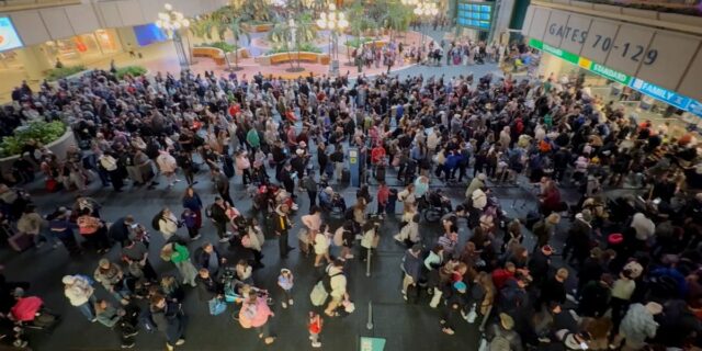 Eche un vistazo a estas caóticas líneas de la TSA en todo EE. UU.

 | Travel,video,new-this-week-video,supercut,video-format-supercut,travel,tsa,flights