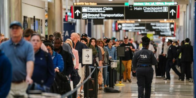 Trump dice que firmará una orden ejecutiva para que el Trump dice que firmará una orden ejecutiva para que el DHS pague a los trabajadores de la TSA
| Travel,Transportation,tsa