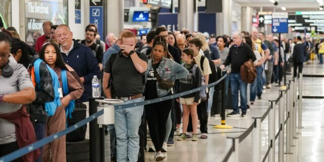 A los trabajadores de la TSA se les vuelve a pagar, pero el caos en el aeropuerto no ha terminado

 | Travel,Politics,Transportation,Economy,air-travel,tsa,government-shutdown,airport-security,federal-workers,airlines,donald-trump,kitchen-table-big-bet