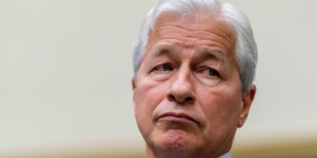 Jamie Dimon de JPMorgan vuelve a trabajar a distancia, los gurús de la FMH no están de acuerdo

 | Finance,international,finance,banks,remote-work,wfh,jamie-dimon,jpmorgan,billionaires,office,young-people,training,zoom-calls,elon-musk,eric-schmidt