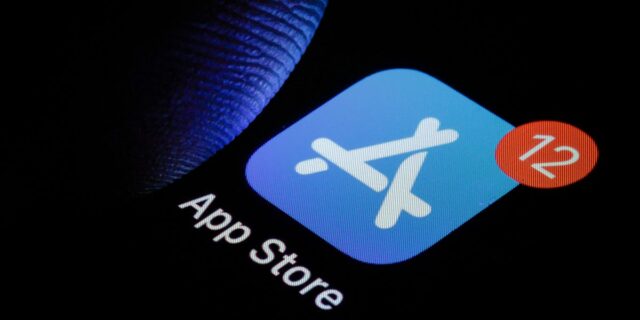 Los desarrolladores advierten que la avalancha de aplicaciones codificadas en Vibe podría ralentizar las aprobaciones de Apple

 | Tech,app-store,apple,ai,vibe-coding,apps,artificial-intelligence