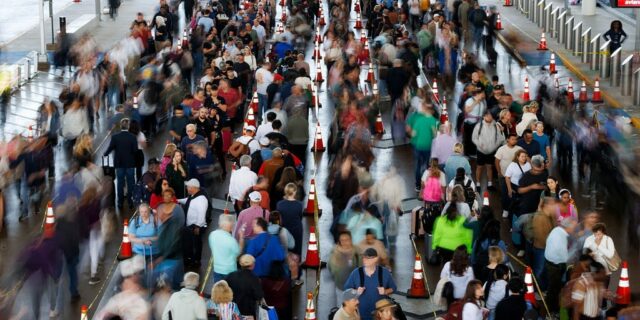 Los precios de los viajes, la gasolina y las hipotecas suben tras un mes de guerra y cierre

 | Economy,travel,federal-workers,inflation,prices