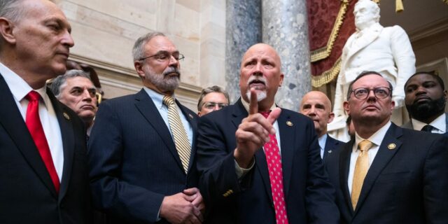 El salario de los trabajadores de la TSA enfrenta incertidumbre a medida que la propuesta de financiación de la Cámara se estanca

 | Economy,Travel,economy,politics,tsa,government-shutdown,travel,kitchen-table-big-bet