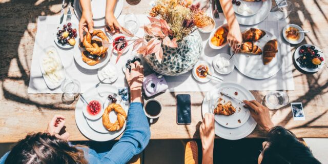 Los gráficos muestran cómo gastan su dinero las personas con mayores y menores ingresos

 | Economy,spending,economy,k-shaped-economy,housing,food,consumers,kitchen-table-big-bet