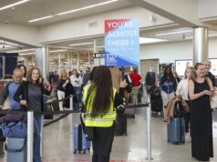 Trump podría encontrar una manera de pagar a los agentes de la TSA, lo que podría poner fin a largas esperas en la seguridad del aeropuerto
| Trump podría encontrar una manera de pagar a los agentes de la TSA, lo que podría poner fin a largas esperas en la seguridad del aeropuerto
|