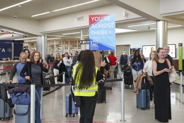 Trump podría encontrar una manera de pagar a los agentes de la TSA, lo que podría poner fin a largas esperas en la seguridad del aeropuerto

 | 