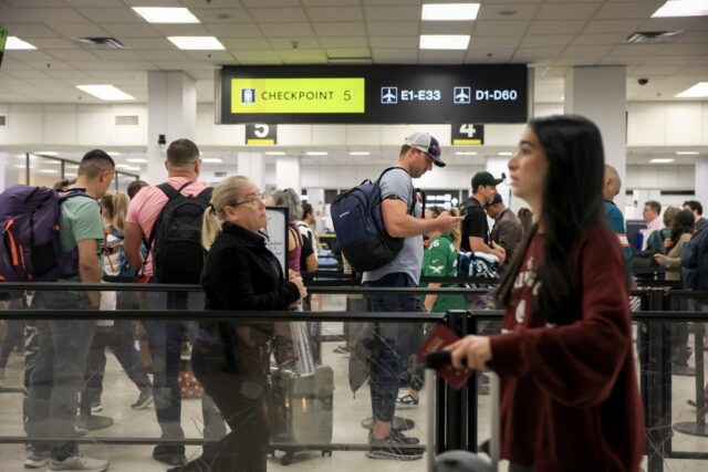 Por qué los retrasos en el cierre de la TSA podrían durar una semana más y qué significa para usted

 | 