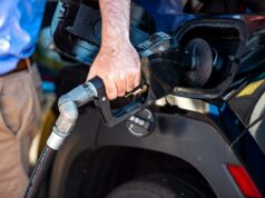 Los conductores que pagan casi 4 dólares por galón de gasolina ven esperanza en la caída de los precios del petróleo
| Los conductores que pagan casi 4 dólares por galón de gasolina ven esperanza en la caída de los precios del petróleo
|