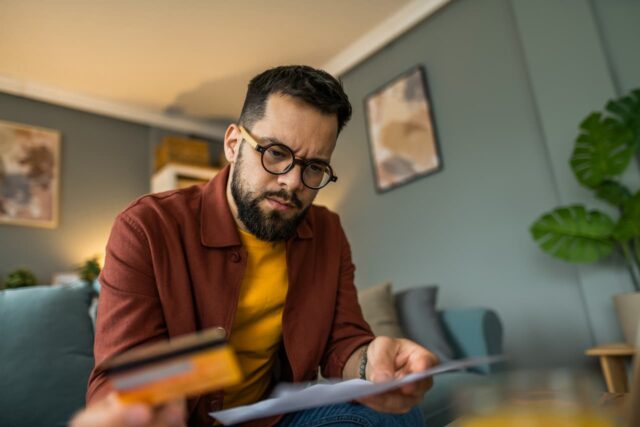 Una cifra récord de 111 millones de estadounidenses no pueden pagar la totalidad de sus facturas de tarjetas de crédito.

 | 