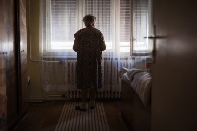 “Ella tomó mi herencia”: Mi madre intimidó a mi abuela para que cambiara su testamento y abusó físicamente de ella. ¿Qué podemos hacer?

 | 