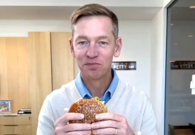 Este vídeo viral de la hamburguesa Big Arch podría generarle a McDonald's al menos 18 millones de dólares en publicidad gratuita.

 | 
