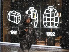 En lugar de realizar compras, están acumulando silenciosamente efectivo –“ahorros fantasmas”– que podrían provocar un cortocircuito en la economía global.
| En lugar de realizar compras, están acumulando silenciosamente efectivo –“ahorros fantasmas”– que podrían provocar un cortocircuito en la economía global.
|