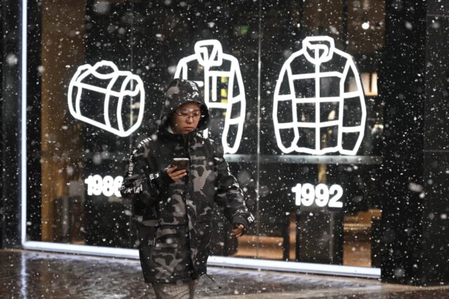 En lugar de realizar compras, están acumulando silenciosamente efectivo –“ahorros fantasmas”– que podrían provocar un cortocircuito en la economía global.

 | 