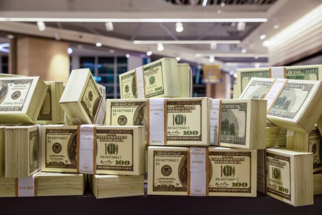 La fiebre por el dinero apenas ha comenzado. Esto es lo que eso significa para las acciones y los bonos.

 | 