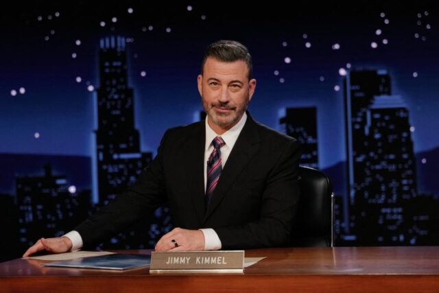 La administración Trump acaba de dar luz verde a la megafusión televisiva que está en el centro de la suspensión de Jimmy Kimmel. Puede que todavía no sea legal.

 | 