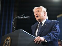 Trump anuncia alivio de sanciones para bajar los precios del petróleo y dice que la guerra con Irán terminará «muy pronto»
| Trump anuncia alivio de sanciones para bajar los precios del petróleo y dice que la guerra con Irán terminará "muy pronto"
|